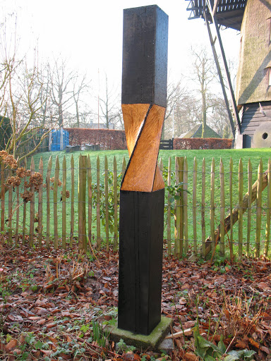 Beeld uit eikenhout getiteld Torsie, gemaakt in 2013