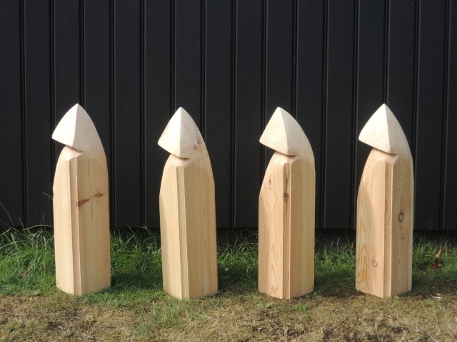 beeld-vier-monniken-van-grenenhout-2018-65cm-hoog